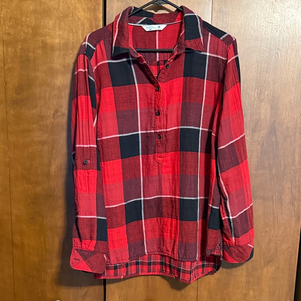 Lee Plaid Red and Black Button-Up Shirt